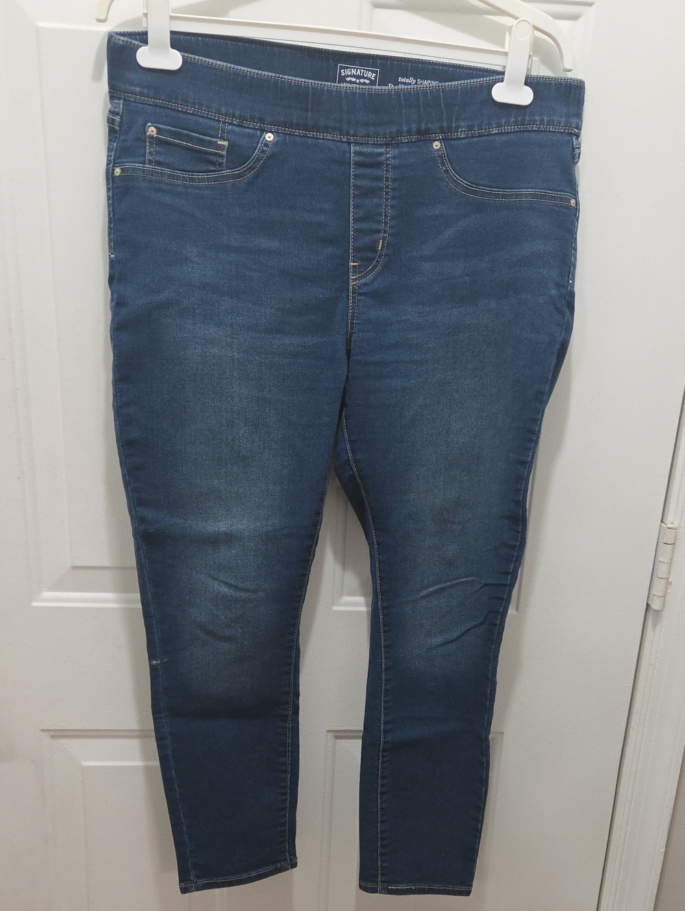 Levi Strauss Women's Dark Blue Totally Shaping Pull-on Skinny Jeans 16S